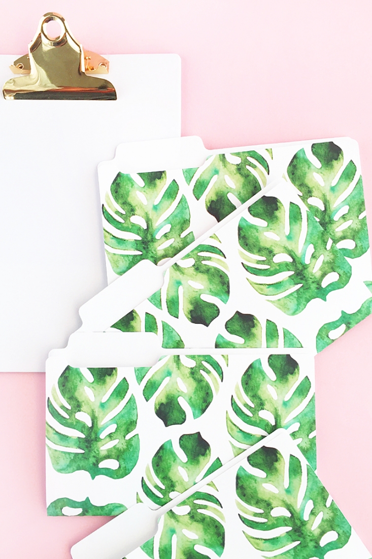 DIY Mini Tropical Folders - Create your own pretty stationery with this tutorial on Maritza Lisa. Click through to make your own!