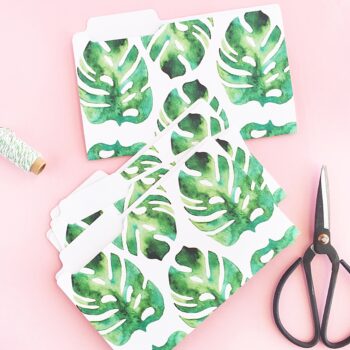 DIY Mini Tropical Folders - Create your own pretty stationery with this tutorial on Maritza Lisa. Click through to make your own!