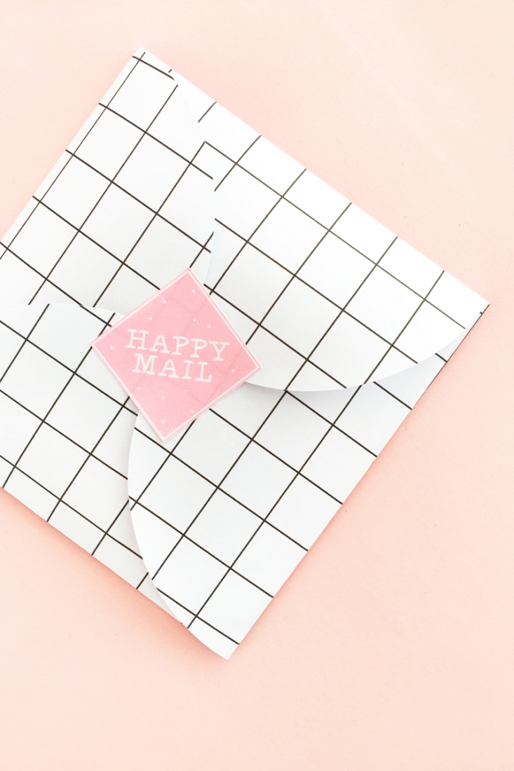 DIY Happy Mail Seals - Send your packages with these sweet seals. Your friends and family will love them. Click through for the tutorial on Maritza Lisa!