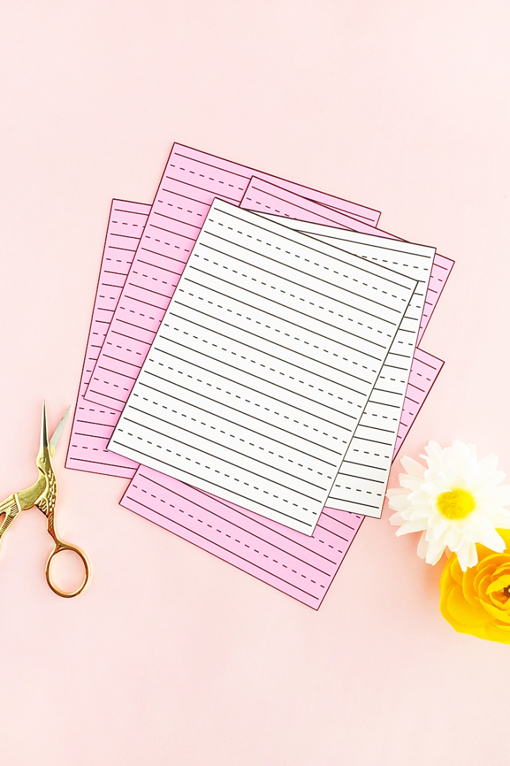 DIY Mini Lettering Practice Sheets - If you're on the go and need to practice your lettering or calligraphy , these little sheets are perfect for you! Click through to make or download your own!