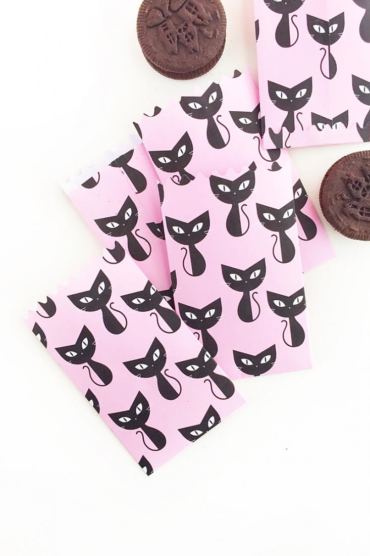 DIY Black Cat Halloween Treat Bags - Create this cute black cat pattern and treat bags for Halloween. Click through for the tutorial on Maritza Lisa!