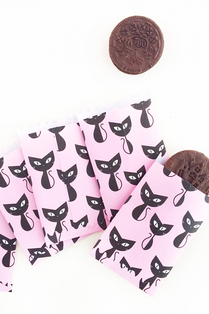 DIY Black Cat Halloween Treat Bags - Create this cute black cat pattern and treat bags for Halloween. Click through for the tutorial on Maritza Lisa!