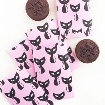 DIY Black Cat Halloween Treat Bags - Create this cute black cat pattern and treat bags for Halloween. Click through for the tutorial on Maritza Lisa!