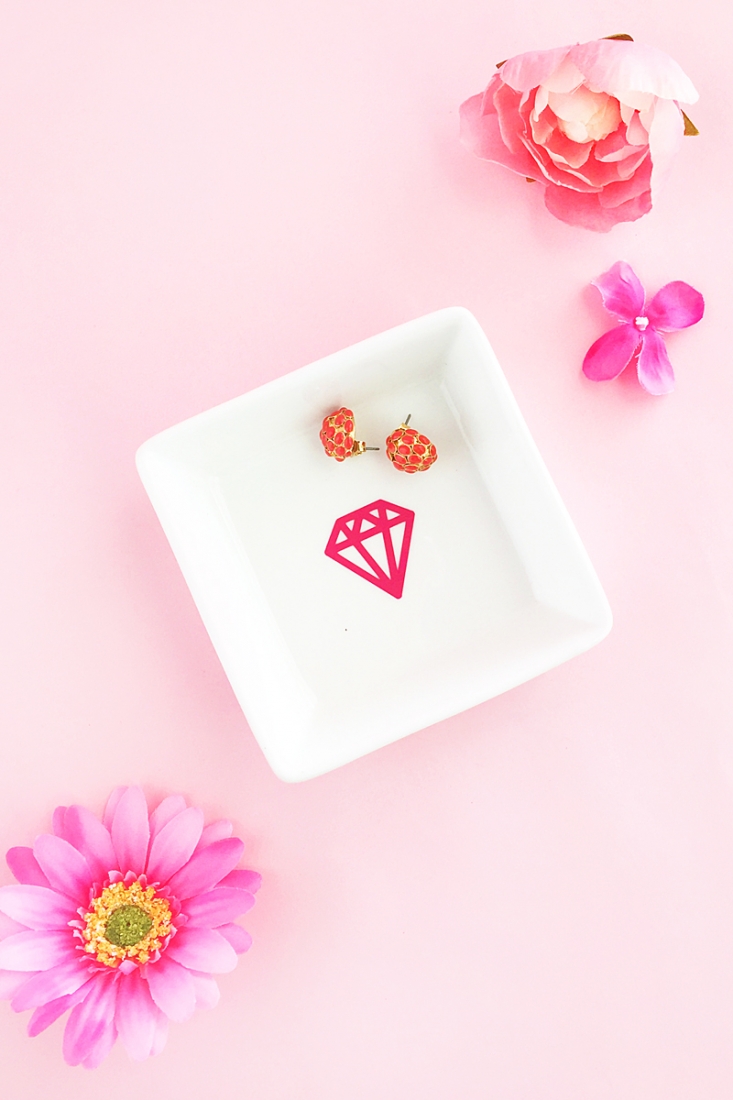 DIY Diamond Trinket Dish on Maritza Lisa - Have you tried vinyl? Here's a simple tutorial (with download) to try! Click through for the details!