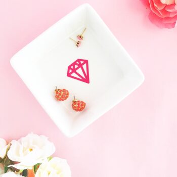 DIY Diamond Trinket Dish on Maritza Lisa - Have you tried vinyl? Here's a simple tutorial (with download) to try! Click through for the details!