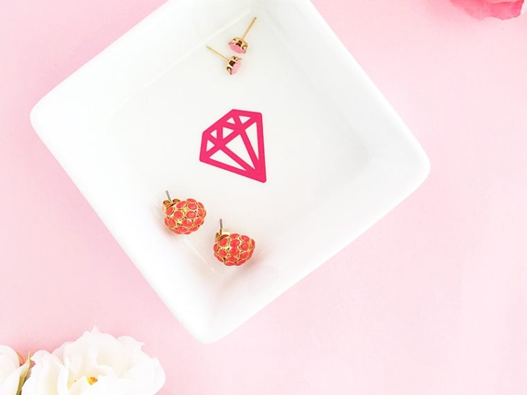DIY Diamond Trinket Dish on Maritza Lisa - Have you tried vinyl? Here's a simple tutorial (with download) to try! Click through for the details!