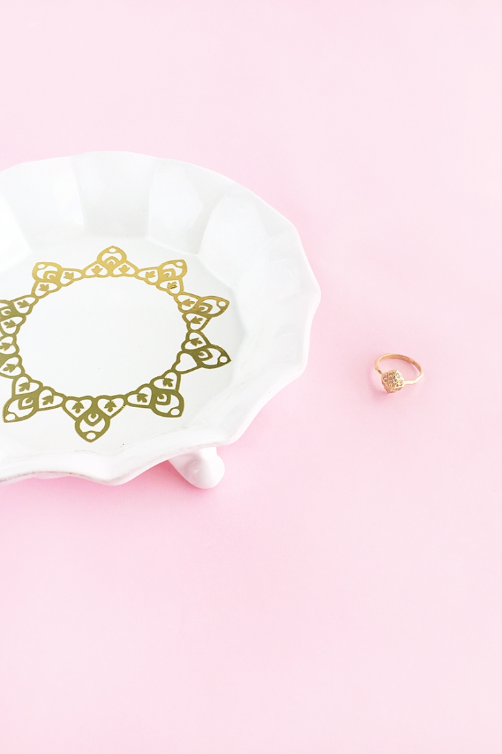 DIY Ring Dish With Gold Tattoo Paper - Maritza Lisa - Decorate your ring dish with temporary gold tattoo paper - Click through for the tutorial!