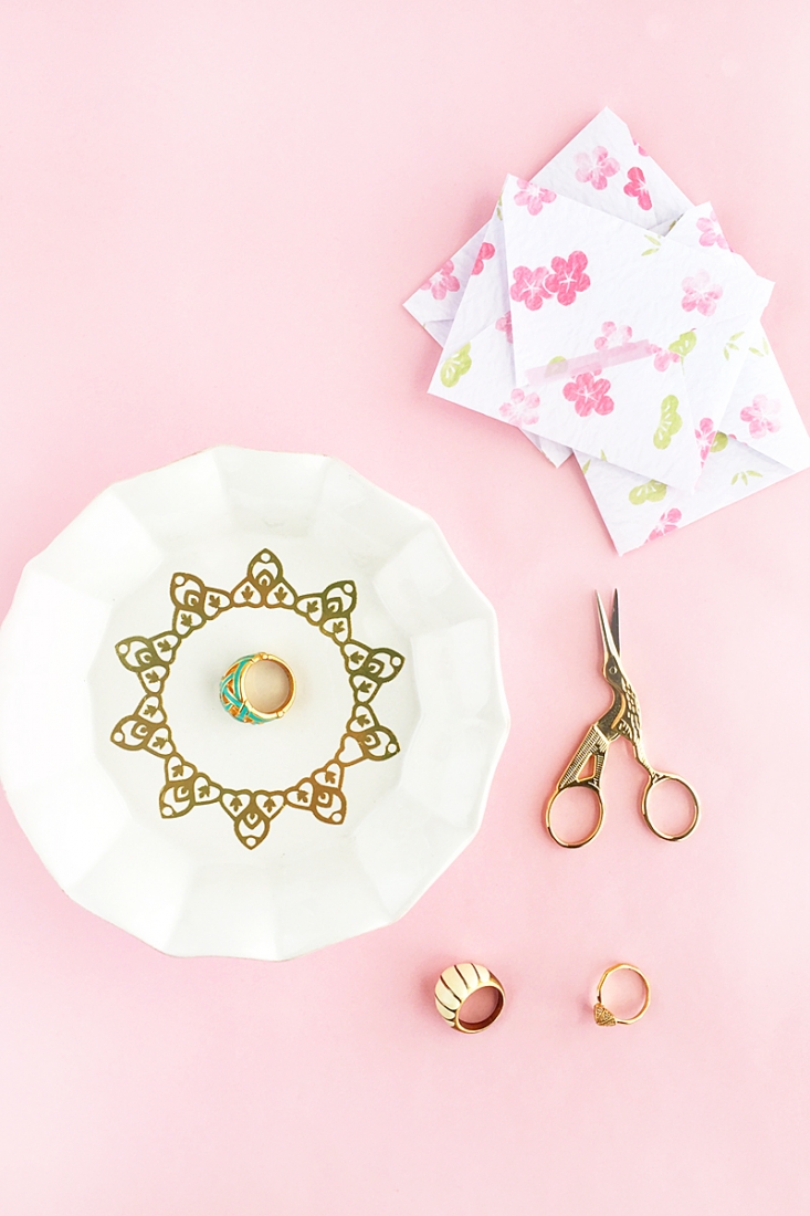 DIY Ring Dish With Gold Tattoo Paper - Maritza Lisa - Decorate your ring dish with temporary gold tattoo paper - Click through for the tutorial!