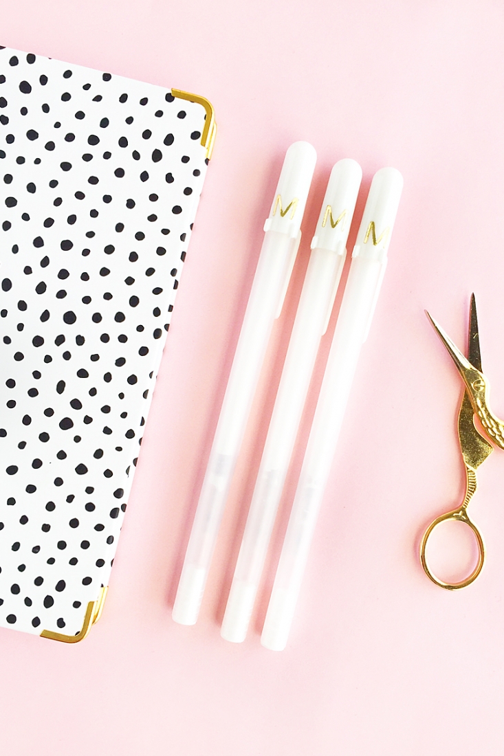 DIY Gold Monogrammed Pens - Maritza Lisa - Add a little gold to your stationery with this quick and easy Silhouette project. Click through for the tutorial!
