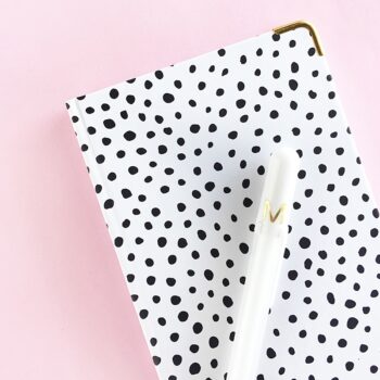 DIY Gold Monogrammed Pens - Maritza Lisa - Add a little gold to your stationery with this quick and easy Silhouette project. Click through for the tutorial! #diy #crafts #tutorial #monogram #stationery