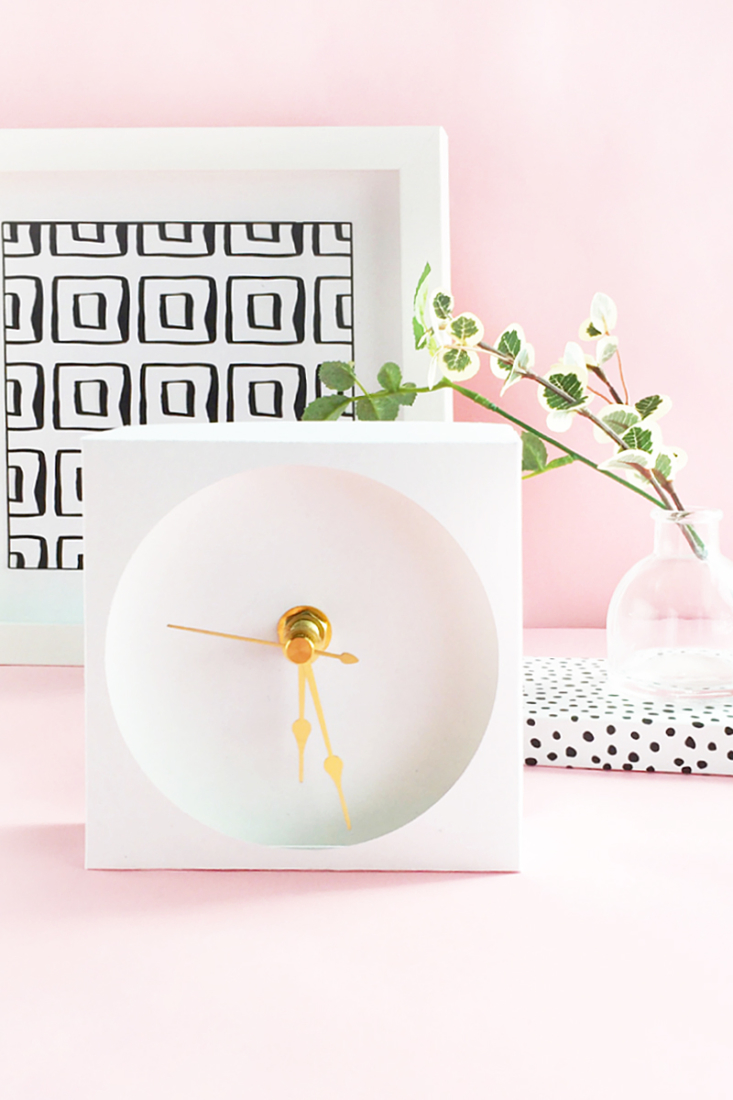 DIY Minimalist Paper Desk Clock on Maritza Lisa - You can totally paper craft this sweet little desk clock! Click through for the tutorial...