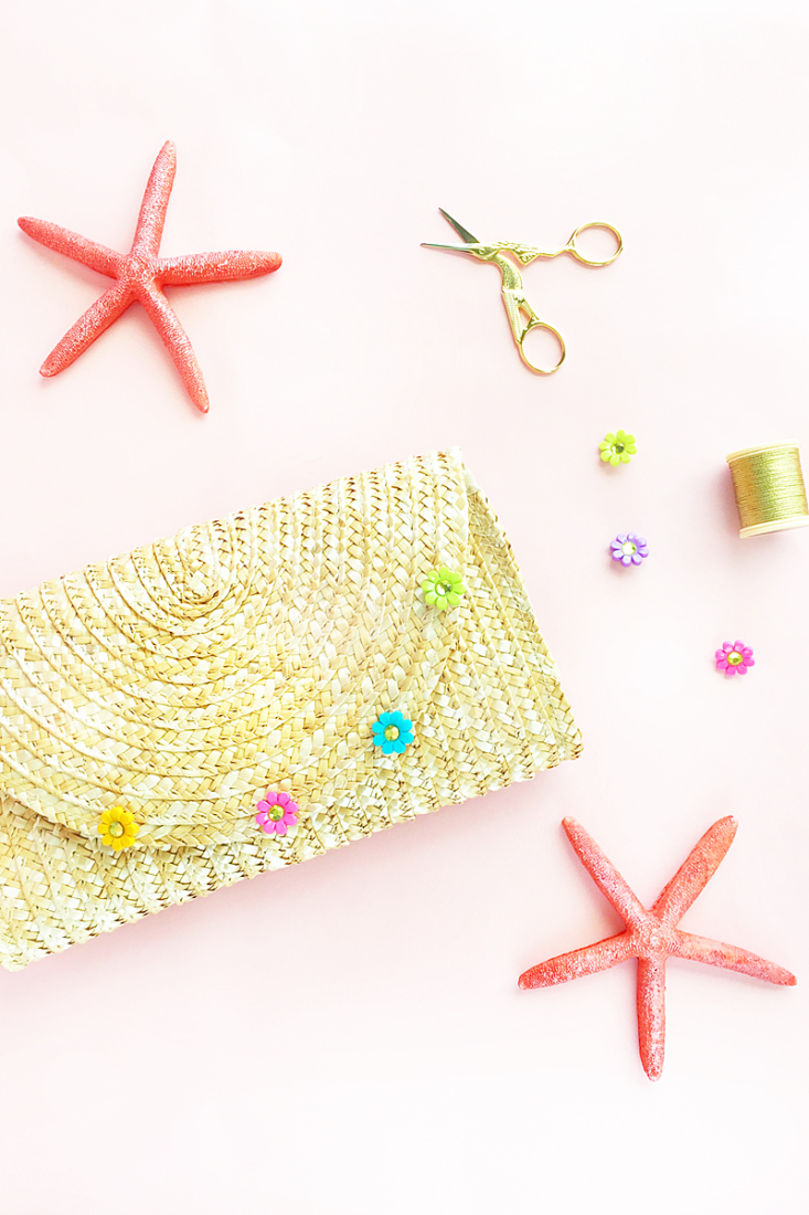 Easy DIY Floral Straw Clutch - Maritza Lisa - Customize and design your own clutch with this quick and easy tutorial. Click through and DIY your own style!