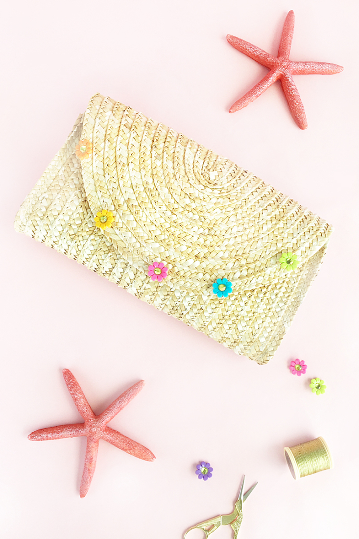 Easy DIY Floral Straw Clutch - Maritza Lisa - Customize and design your own clutch with this quick and easy tutorial. Click through and DIY your own style!