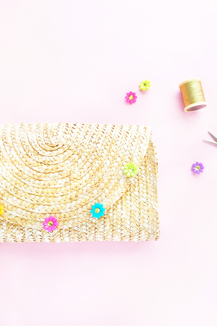 Easy DIY Floral Straw Clutch - Maritza Lisa - Customize and design your own clutch with this quick and easy tutorial. Click through and DIY your own style!