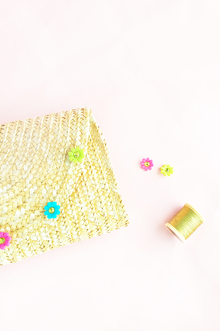 Easy DIY Floral Straw Clutch - Maritza Lisa - Customize and design your own clutch with this quick and easy tutorial. Click through and DIY your own style!