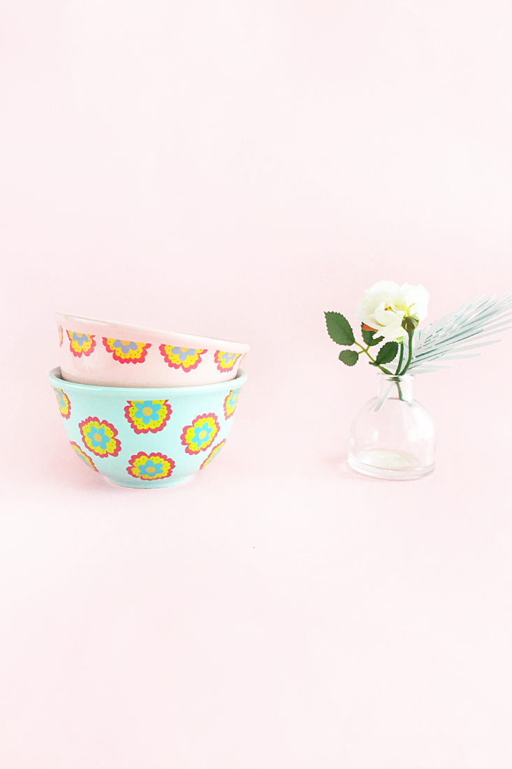 DIY Floral Patterned Decorative Bowl - Maritza Lisa - Click through to make your own pretty decorative bowls with pretty florals and temporary tattoos!
