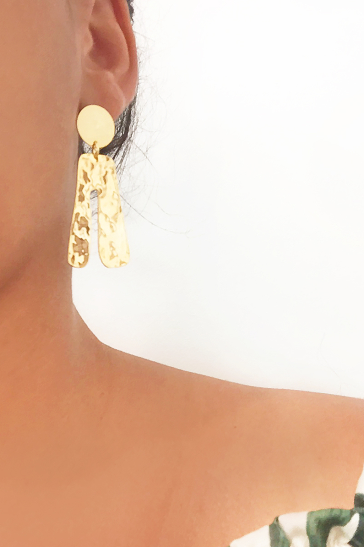 Make your own DIY Gold Hammered Statement Earrings - Maritza Lisa - A quick and easy way tomake your own statement jewelry - check out the tutorial today!