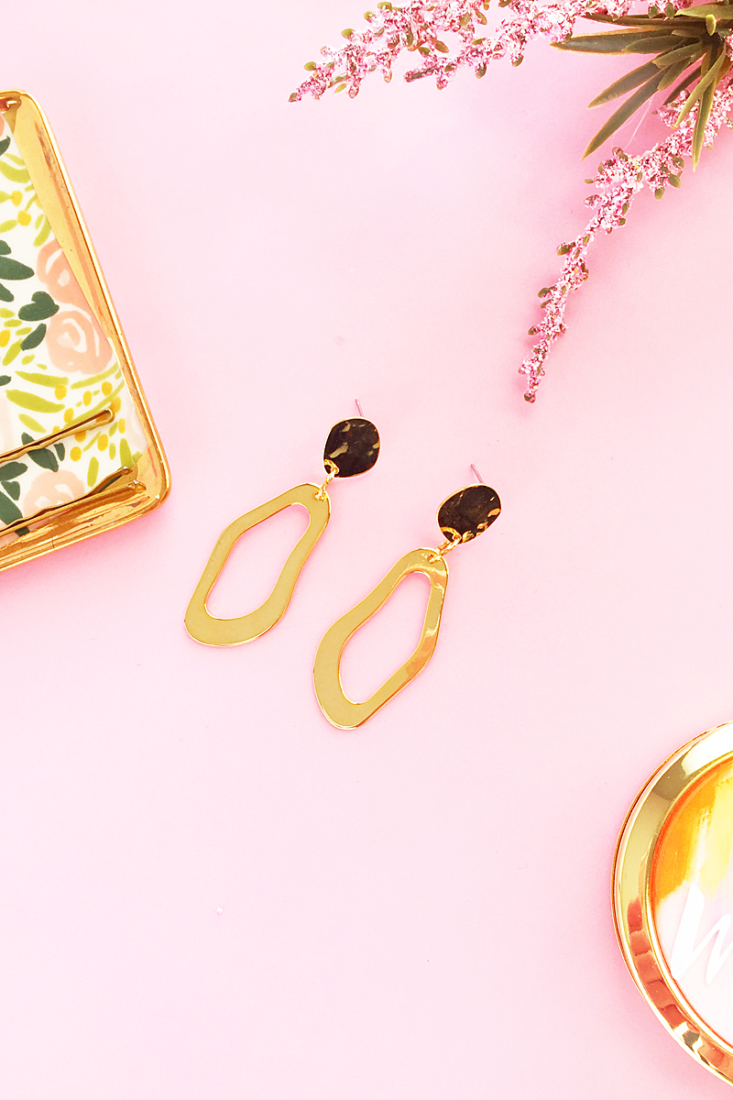 Easy DIY Gold Abstract Earrings - Maritza Lisa: a quick way to make your own gifts, click through for the tutorial on these modern earrings!