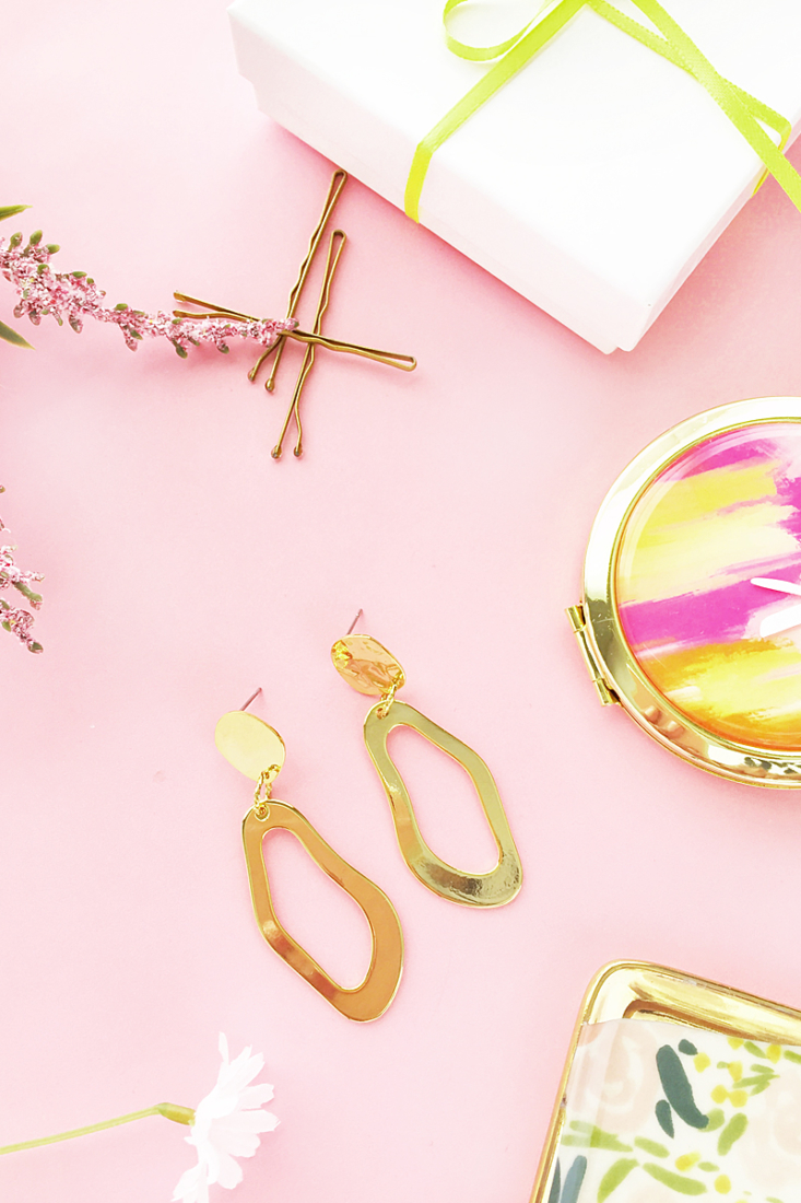 Easy DIY Gold Abstract Earrings - Maritza Lisa: a quick way to make your own gifts, click through for the tutorial on these modern earrings!