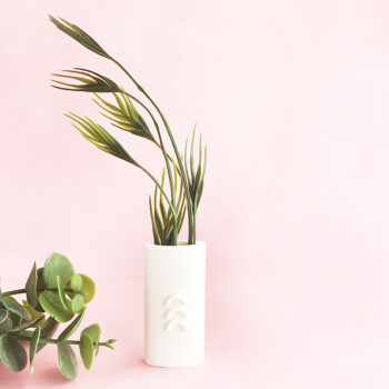 DIY 3D Printed Bud Vase tutorial on Maritza Lisa - Use the Silhouette Alta to create your own textured vase to add to your home decor!