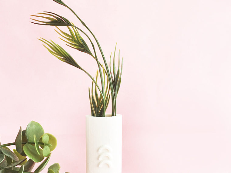 DIY 3D Printed Bud Vase tutorial on Maritza Lisa - Use the Silhouette Alta to create your own textured vase to add to your home decor!