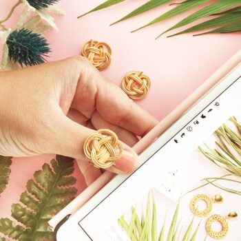 DIY Jewelry - Gold Rattan Ring Tutorial on Maritza Lisa: Make your own modern jewelery with rattan in this 5 minute tutorial. Click through for the how-to!