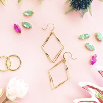 Easy DIY Gold Diamond Frame Earrings on Maritza Lisa - Make your own statement jewelery in minutes! Click through for the tutorial!