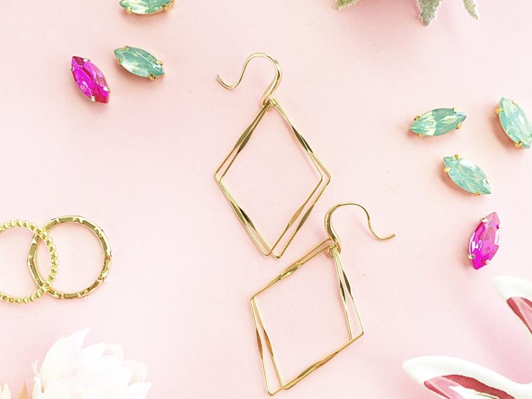 Easy DIY Gold Diamond Frame Earrings on Maritza Lisa - Make your own statement jewelery in minutes! Click through for the tutorial!