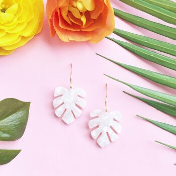 Make your own handmade earrings in 4 easy steps. You won’t need any tools to make these pretty Monstera Dangle Earrings #monsteraleaf #monstera #monsteraearrings #diy #crafts #tutorials #jewelrydiy #diyearrings