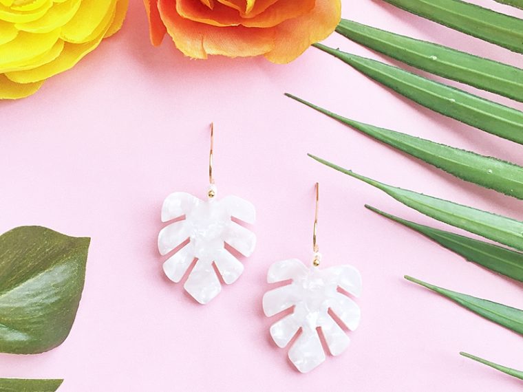 Make your own handmade earrings in 4 easy steps. You won’t need any tools to make these pretty Monstera Dangle Earrings #monsteraleaf #monstera #monsteraearrings #diy #crafts #tutorials #jewelrydiy #diyearrings