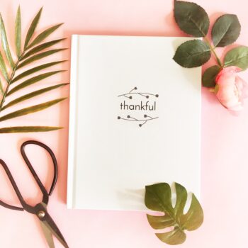 Do you journal? This tutorial will show you how to easily make your own gratitude journal! Click through for the full instructions on Maritza Lisa!