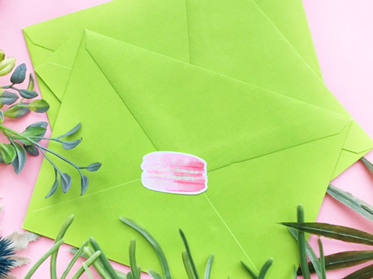 DIY Stickers tutorial! I will show you how to make macaron stickers with a free download. They are perfect for packaging your gifts, envelope and planners!